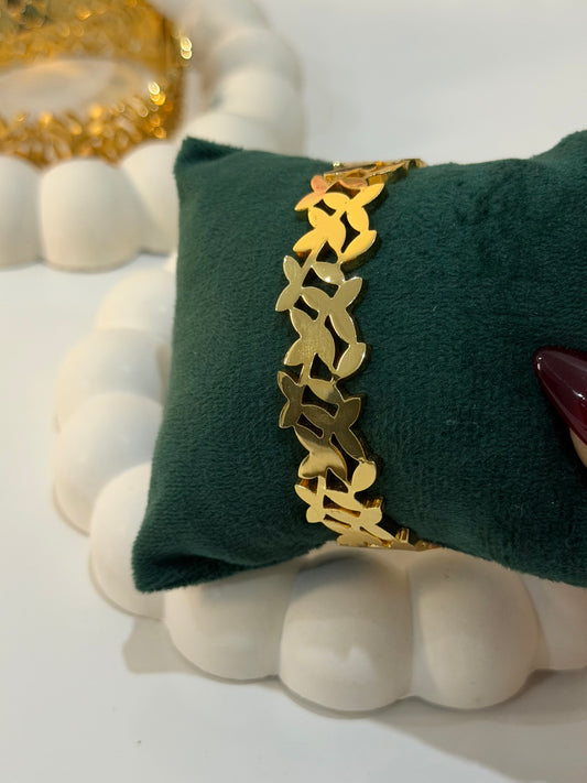 Luxury Leaf Design Bangle – Gold Finish Everyday Elegance