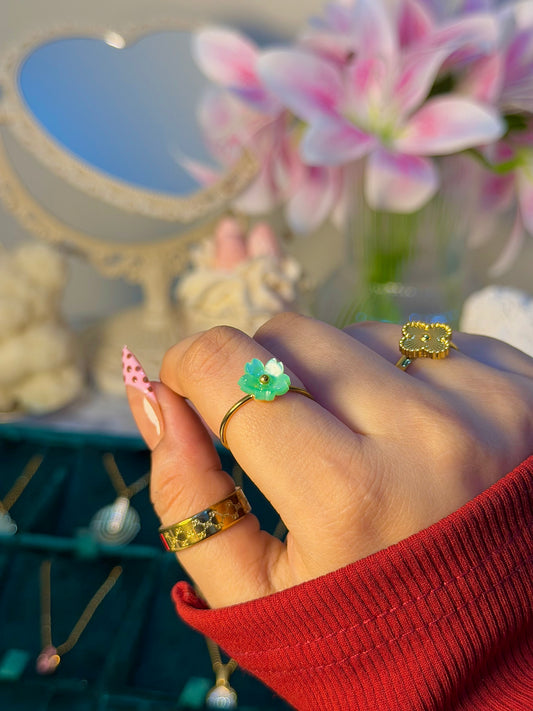 Flower Ring – Delicate Gold Floral Design