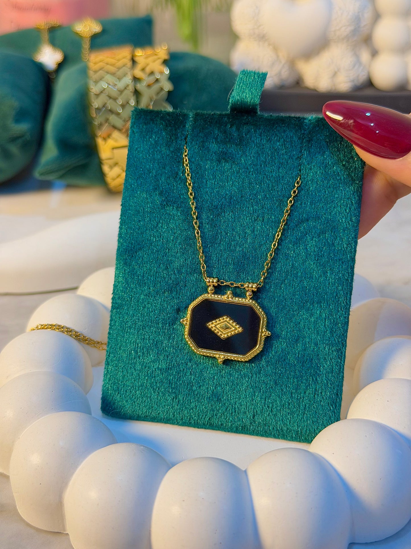 Elegant Gold Pendant Necklace