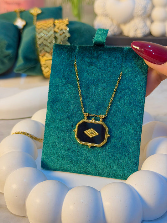 Elegant Gold Pendant Necklace