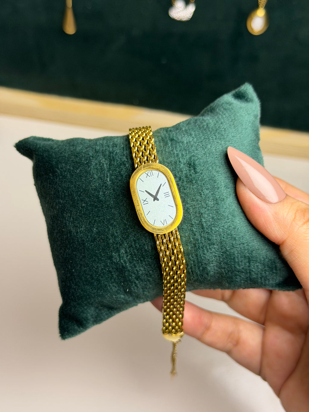 Elegant Gold Bracelet Watch - Timeless Luxury (Non-Functional)