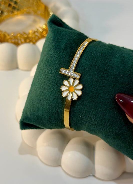 Daisy Design Gold Bangle – Minimalist Gift for Her