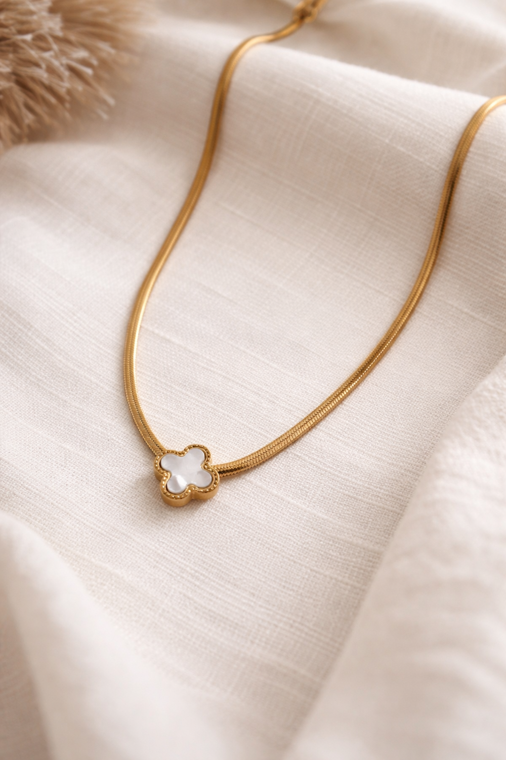 White Clover Pendant Snake Chain Necklace