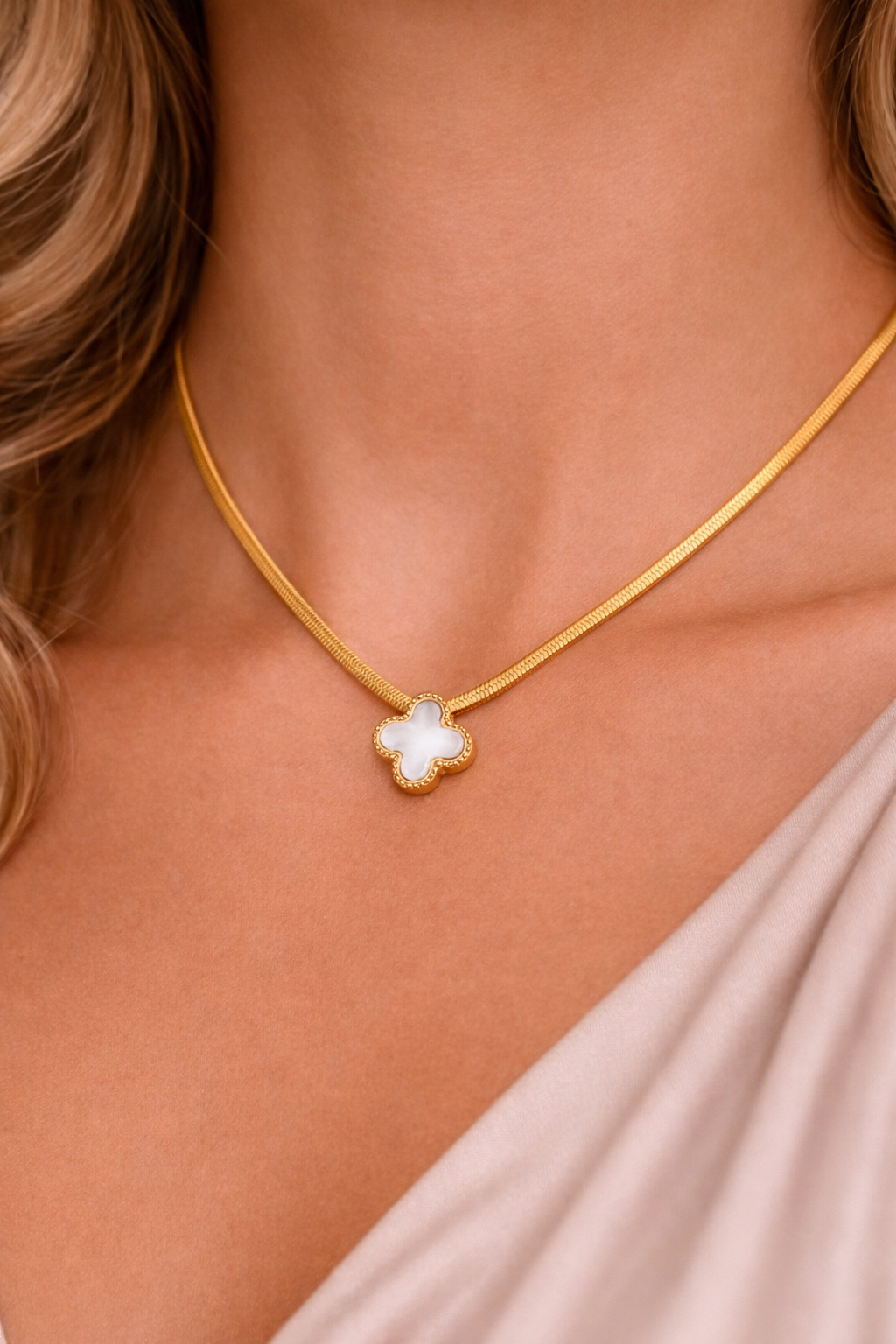 White Clover Pendant Snake Chain Necklace