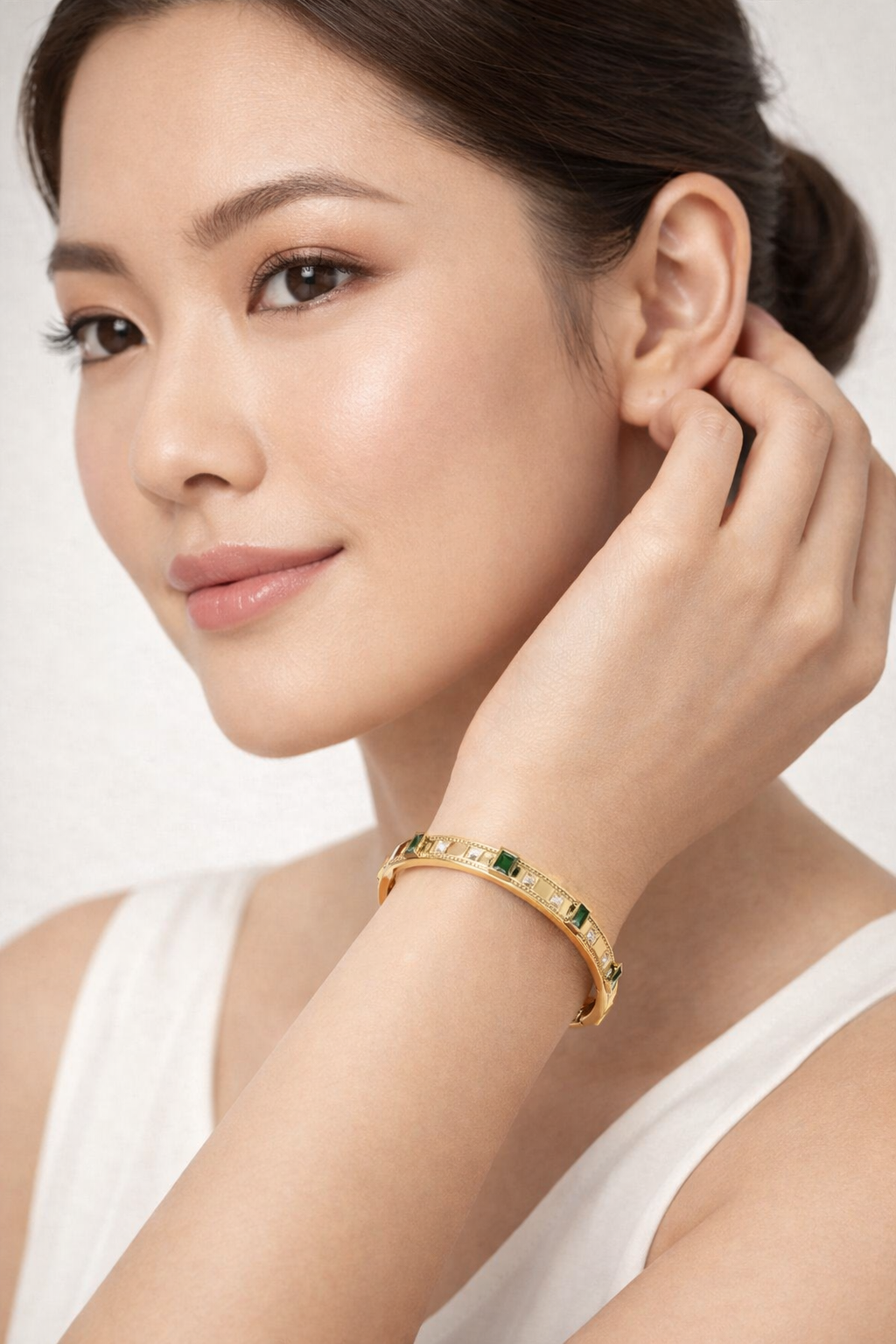 Elegant Gold Bangle with Sparkling Green Crystals – Luxe Stainless Steel