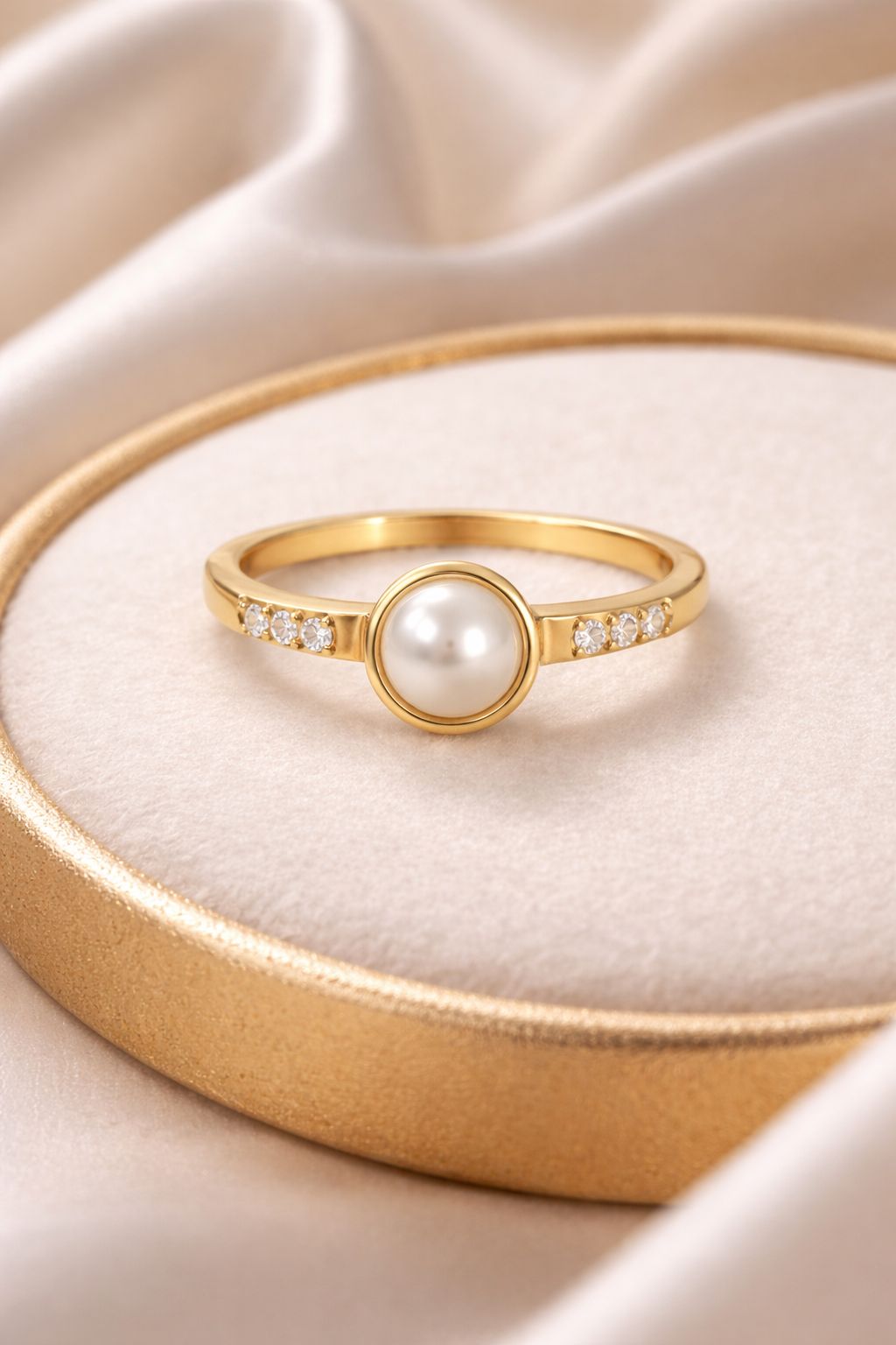 Pearl Ring with Rhinestones