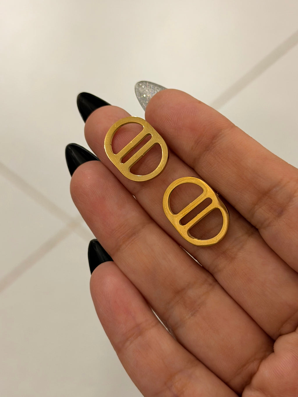 Minimal Gold Stud Earrings – Elegant Everyday Jewelry